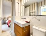 Ba&ntilde;o moderno con vistas al dormitorio