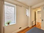 Dormitorio minimalista con vistas al pasillo