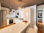 Cocina moderna con isla y luz c&aacute;lida