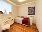 Dormitorio minimalista con arte colorido (1)