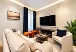 Sal&oacute;n n&oacute;rdico acogedor con TV y madera
