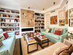 Sal&oacute;n moderno con biblioteca y arte c&iacute;trico