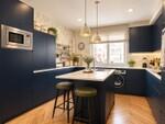 Cocina moderna azul marino con isla