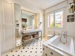 Ba&ntilde;o cl&aacute;sico luminoso con detalles naturales