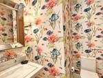 Ba&ntilde;o costero con papel pintado marino (1)