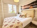 Dormitorio acogedor con paisaje lacustre