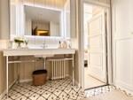 Ba&ntilde;o elegante con acceso al dormitorio