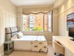 Dormitorio moderno con oficina y luz natural
