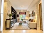 Sal&oacute;n acogedor con sof&aacute; y librer&iacute;a