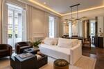 Sal&oacute;n elegante con comedor y luz c&aacute;lida