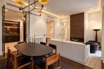 Sal&oacute;n moderno con comedor y luz c&aacute;lida