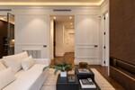 Sal&oacute;n elegante con molduras y luz c&aacute;lida