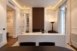 Sal&oacute;n elegante con pared de piedra y luz c&aacute;lida