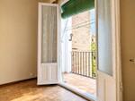 Puerta francesa abierta al balc&oacute;n soleado