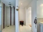 Habitacion blanca ba&ntilde;o ducha.jpeg