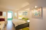 habitacion verde cama y chaise long.jpeg