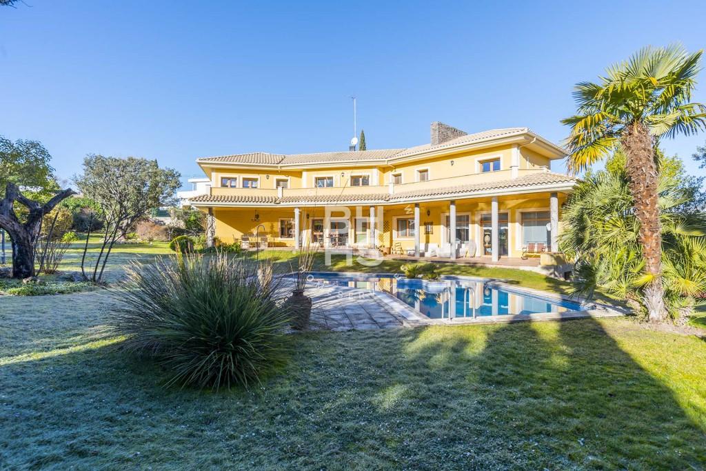 Spacious 5-bed villa with parking in Ciudalcampo