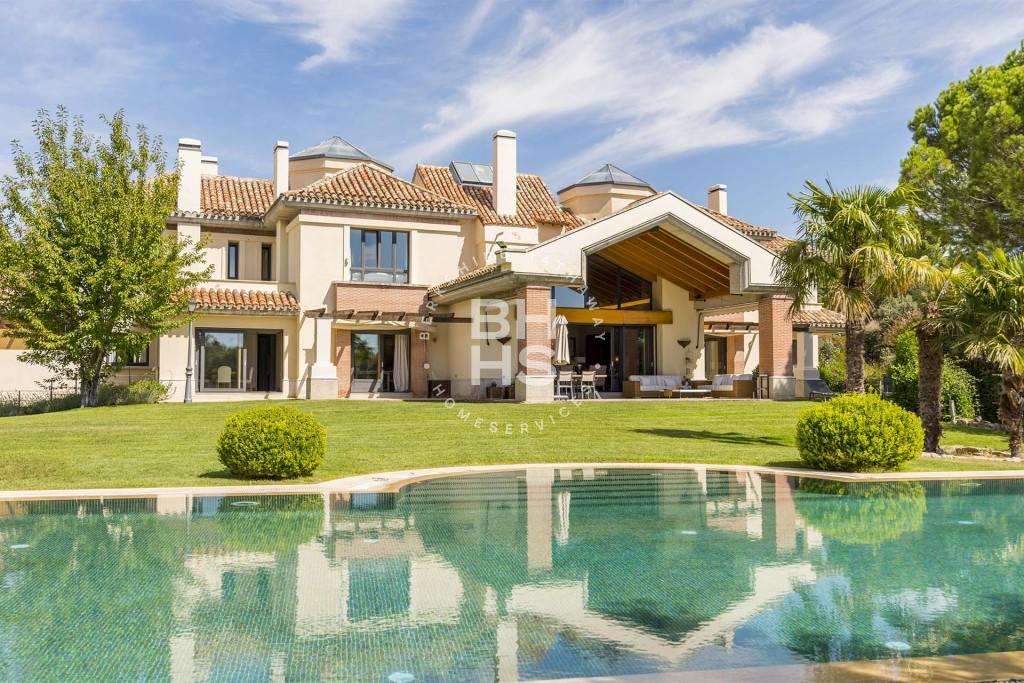 Classic 7-bed villa with parking in La Moraleja