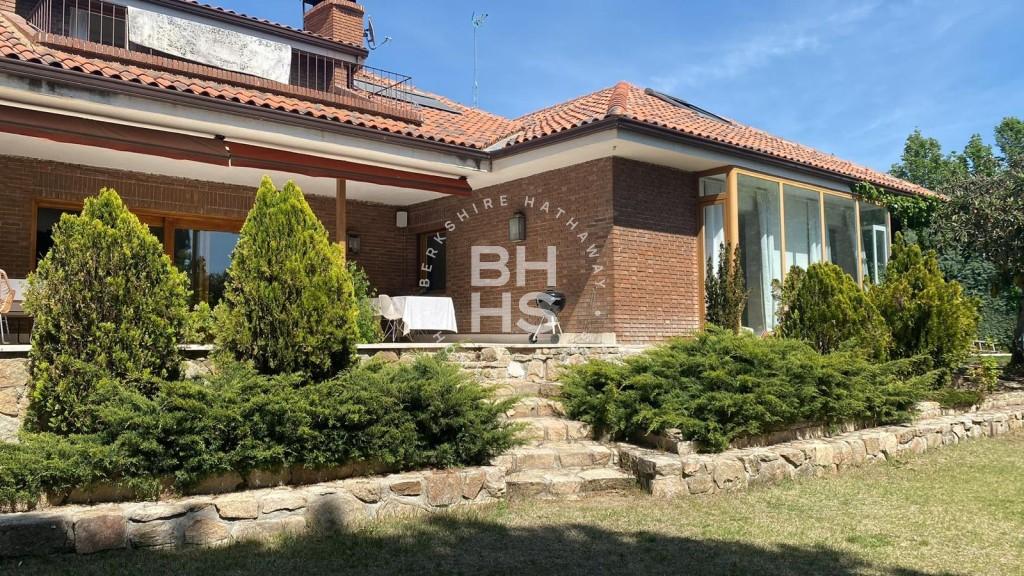 Spacious 5-bed villa with terrace in La Moraleja