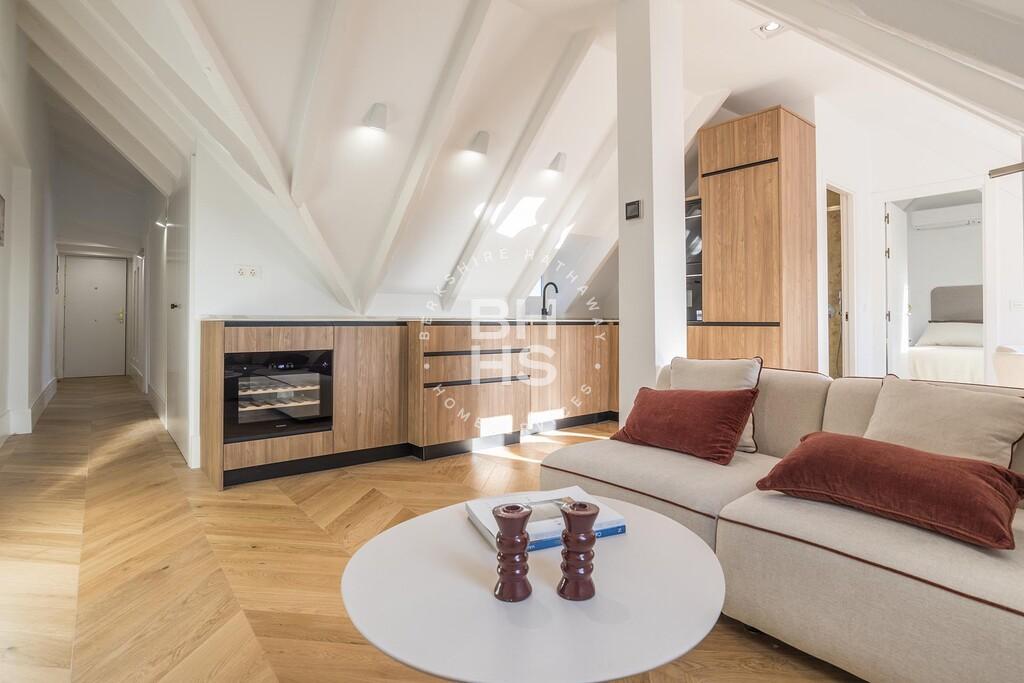 2-bed penthouse with parking in Castellana, Salamanca