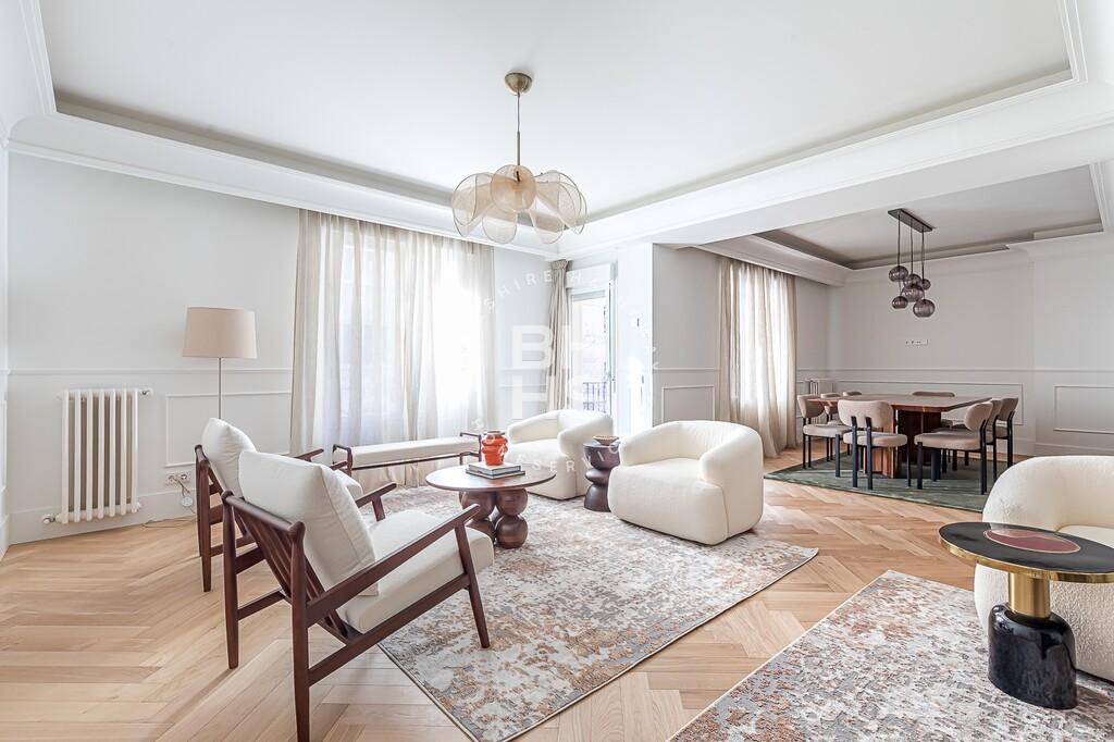 Large 5-bed penthouse with parking in Castellana, Salamanca