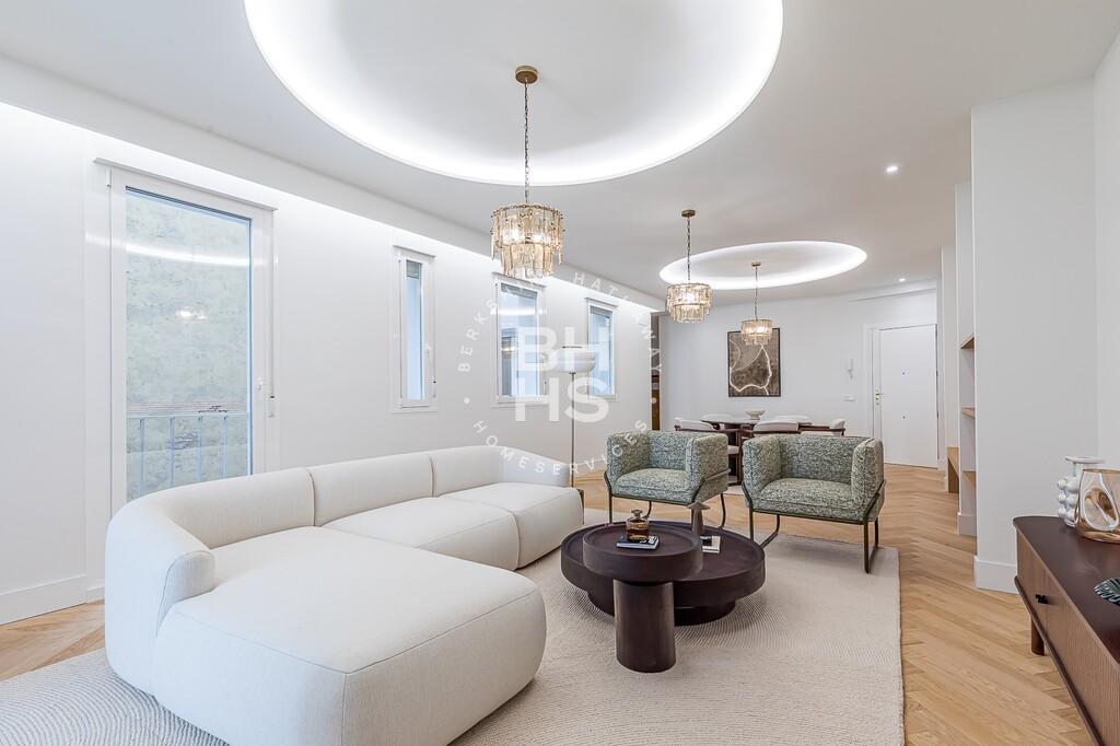 Renovated 3-bed penthouse with parking in Malasana, Centro