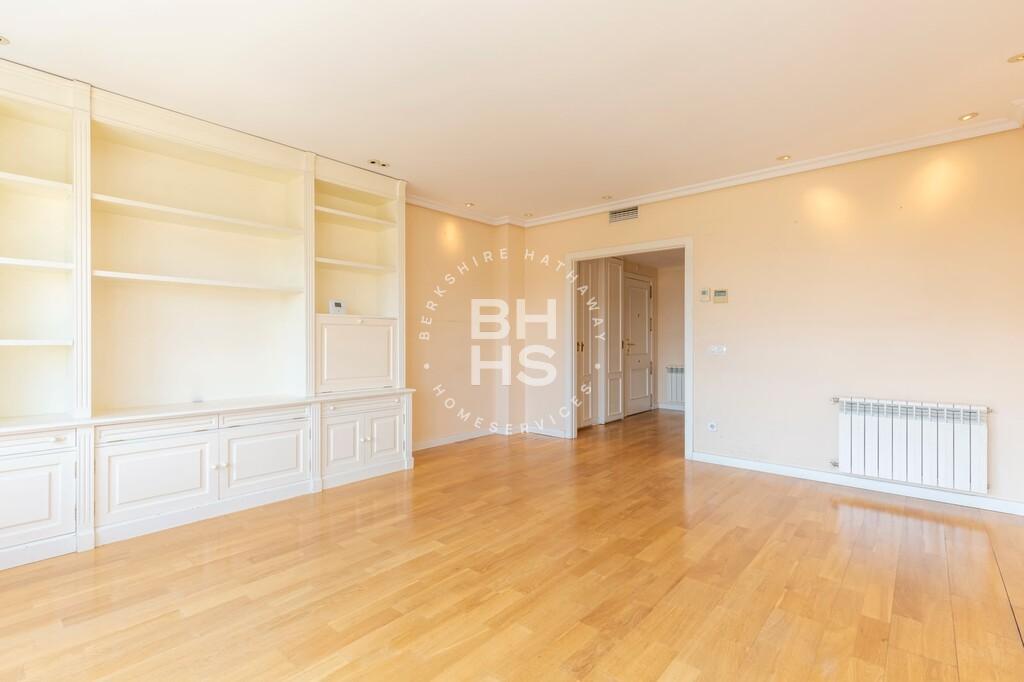 Flat for sale in Sanchinarro