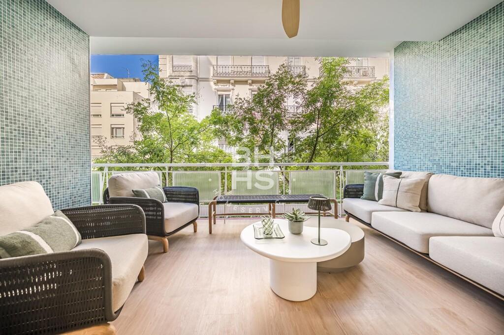 Spacious 4-bed penthouse with terrace in Almagro, Chamberí